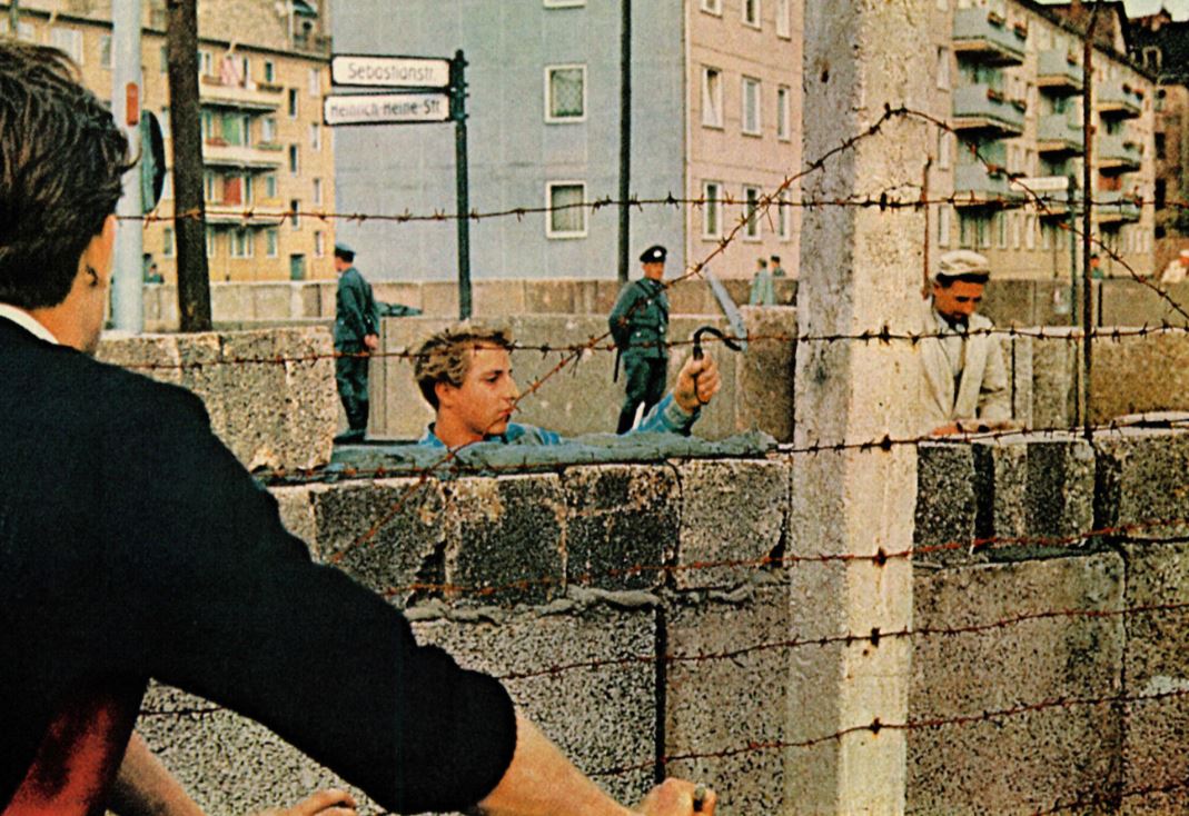 NatGeoLibrary's tweet photo. #OTD in 1961, East German soldiers and workers began using barbed wired and cement blocks to divide Berlin. "Barbed Wire Sunday" was Day 1 of the future #BerlinWall and 28 yrs. of enforced separation between east and west. Pix and excerpt from Dec. 1961 @NatGeoMag. #DeathStrip https://t.co/3WJpzk40Ya