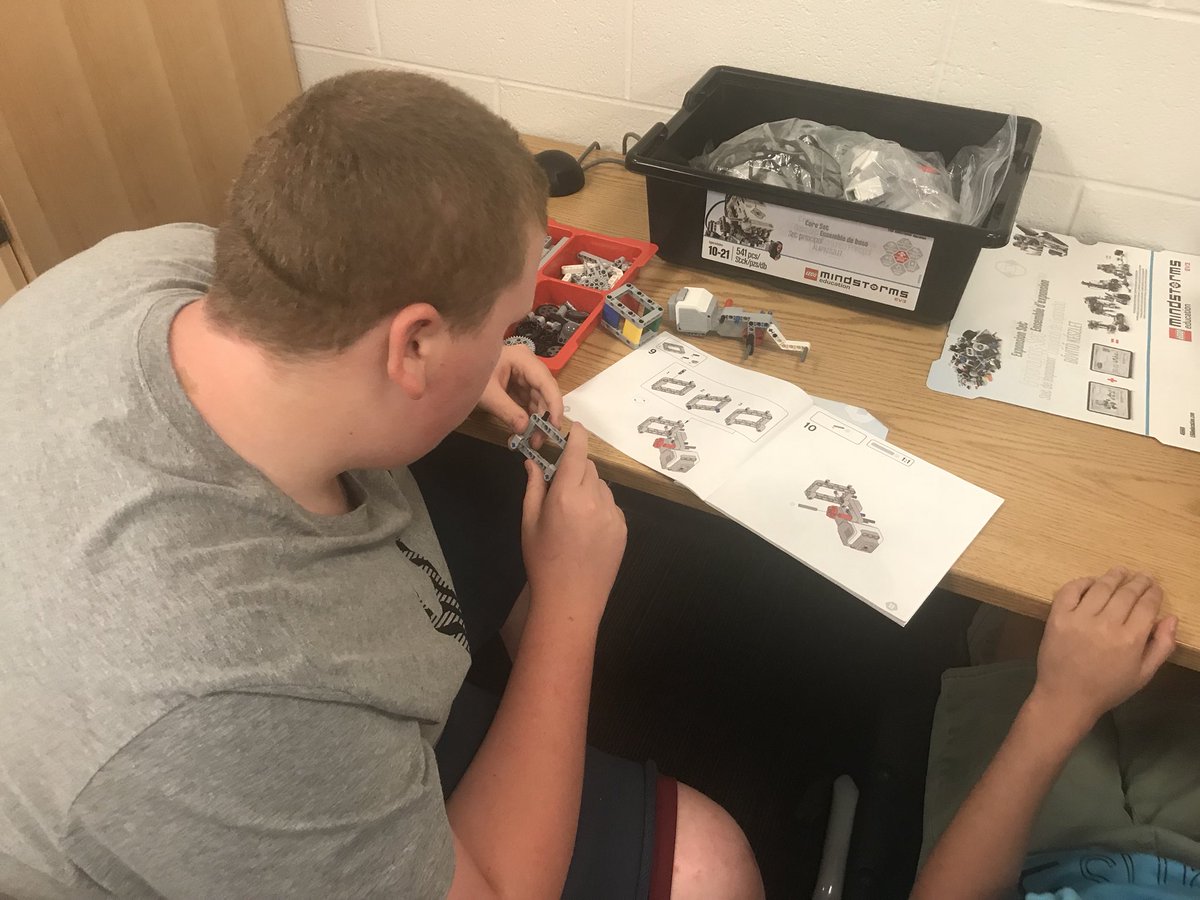 flmsSTEM's tweet photo. Robotics build day one! #whateverittakes #flmsexplores #flmstem https://t.co/OlhKMmGqjW