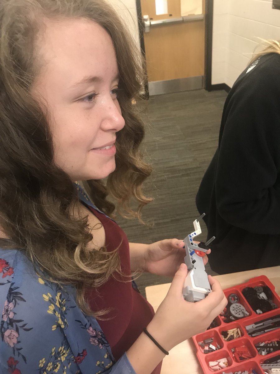 flmsSTEM's tweet photo. Robotics build day one! #whateverittakes #flmsexplores #flmstem https://t.co/OlhKMmGqjW