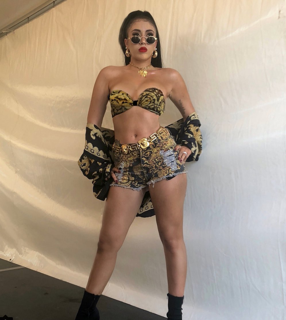 fw_global's tweet photo. Kali Uchis was rocking it out in this Versace outfit at the Osheaga Festival 
.
.
#kaliuchis #osheaga2018 #osheaga #versace #MusicMonday #musicfestival #festivalfashion #slayQueen KM https://t.co/ZzJI1viXqa