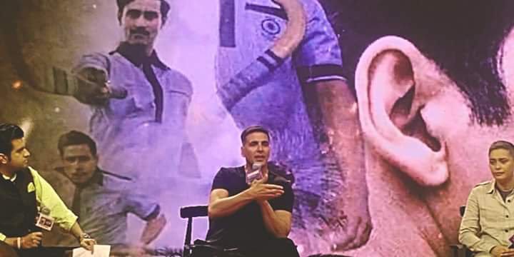 MumbaiAkkians's tweet photo. Golden Superstar @akshaykumar sir in Noida at Laxmi Studios For #GoldPromotions​ #2DaysToGold #GoldMovie⁠ ⁠#Gold @excelmovies https://t.co/Mh2s1mZj0z