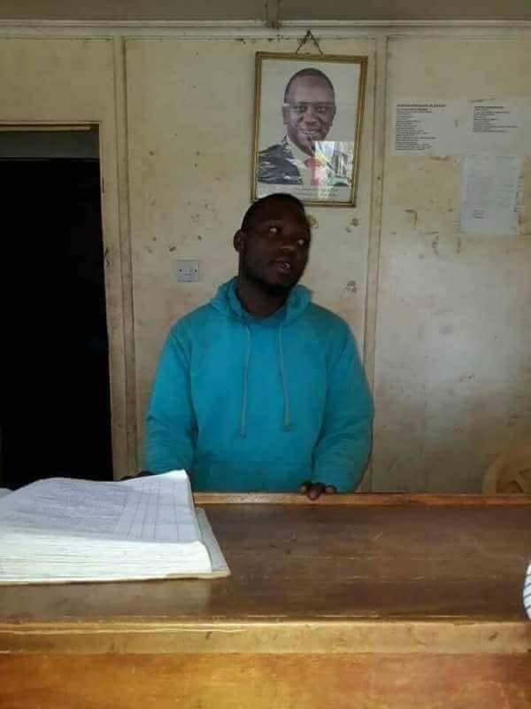 TNkogolo's tweet photo. LU:KENYA 

Il défigure sa femme parce qu'il a donné l'argent de ration et qu'a son retour du travail , il n'a rien trouvé  sur sa table comme nourriture.

STOP AUX VIOLENCES FAITES AUX FEMMES...😡😡 https://t.co/kbUB8Fl7gz