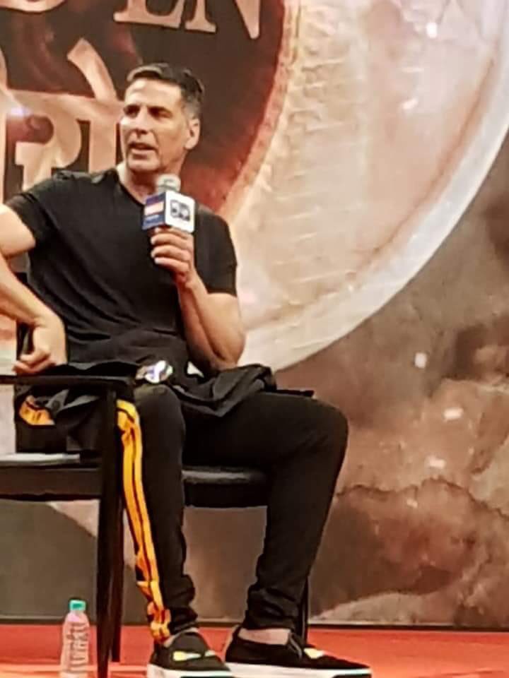 MumbaiAkkians's tweet photo. Golden Superstar @akshaykumar sir in Noida at Laxmi Studios For #GoldPromotions​ #2DaysToGold #GoldMovie⁠ ⁠#Gold @excelmovies https://t.co/Mh2s1mZj0z