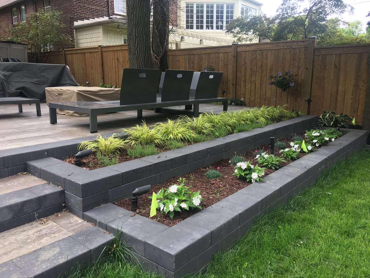 BestWayStone's tweet photo. Beautiful #Soho Wall in #UltraBlack adding some major contrast to this #Toronto home 🏡 Looks great both with or without a coping piece added! https://t.co/mU3G2bhjKh