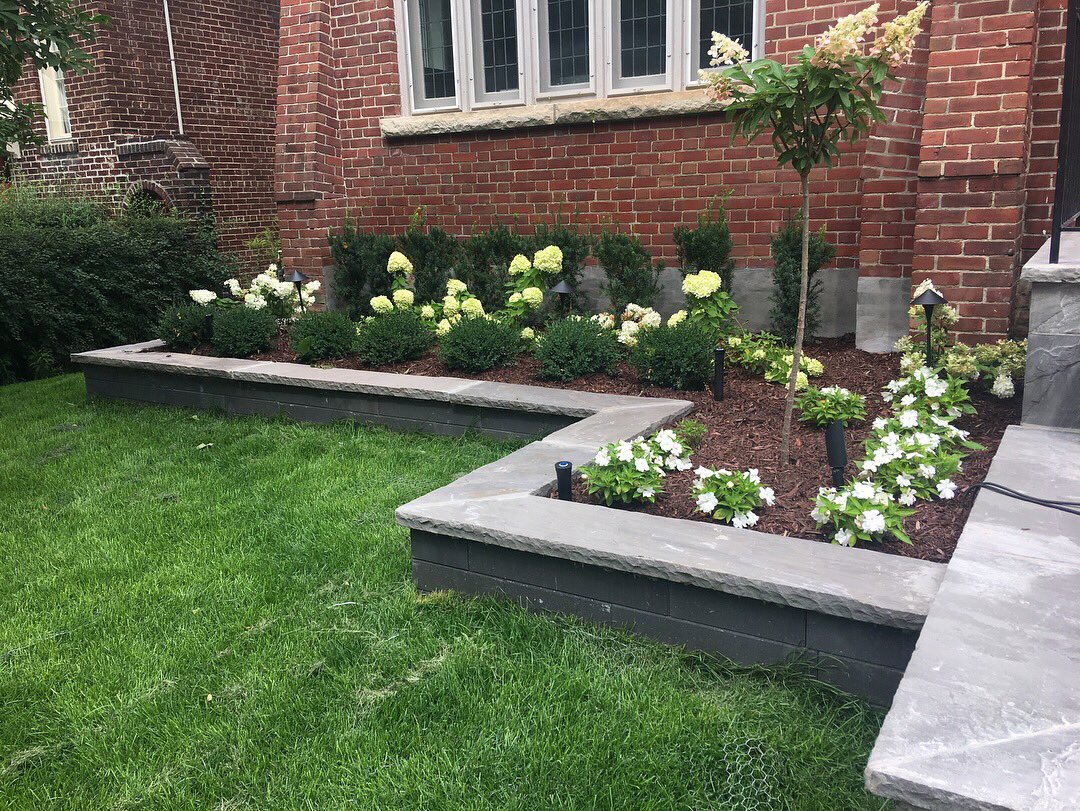 BestWayStone's tweet photo. Beautiful #Soho Wall in #UltraBlack adding some major contrast to this #Toronto home 🏡 Looks great both with or without a coping piece added! https://t.co/mU3G2bhjKh