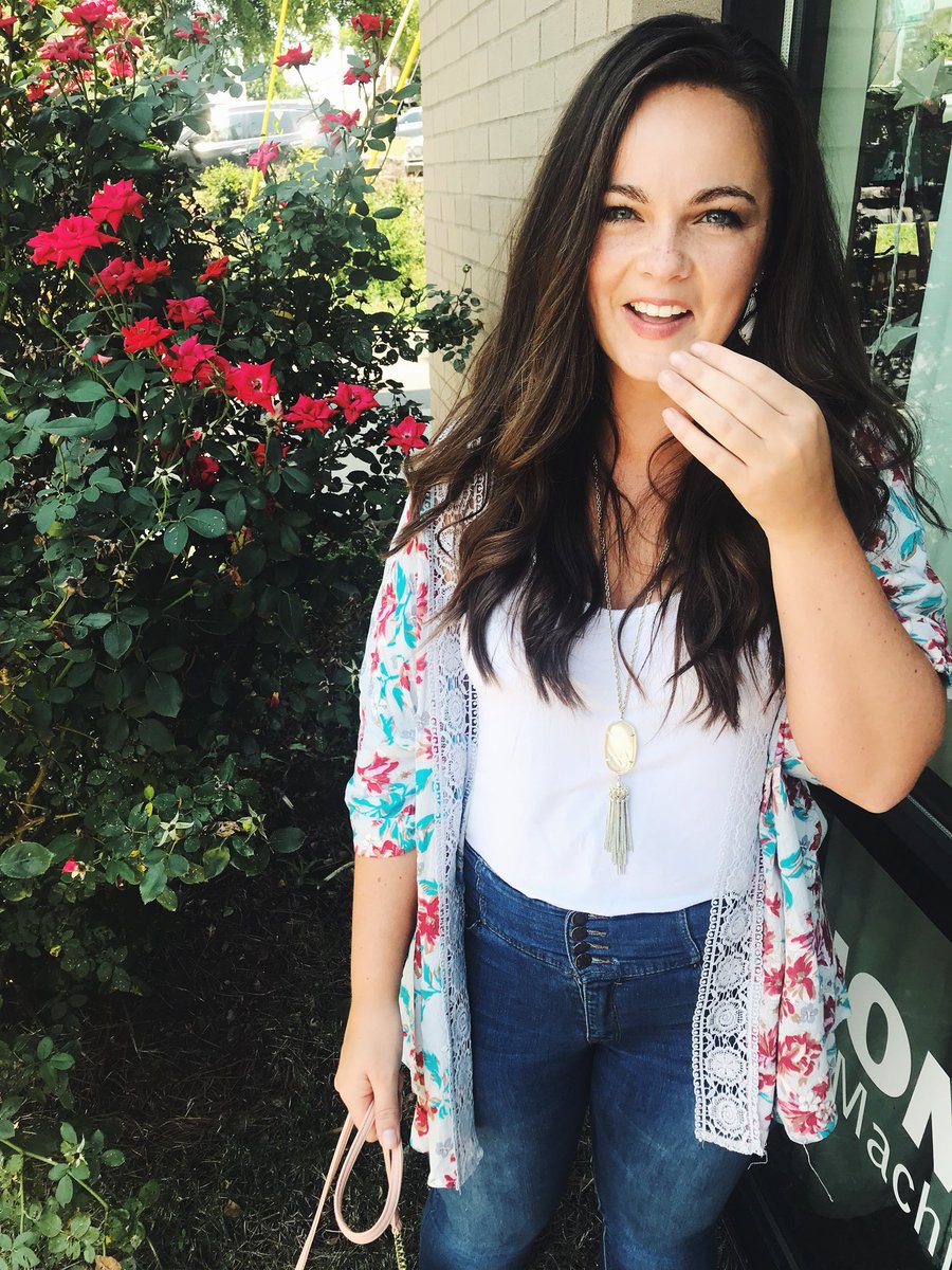 aarynworkman17's tweet photo. Real life story behind the photo shoot:we were waiting for the taco restaurant to have our table ready 😂 https://t.co/EXrKLtSL4w