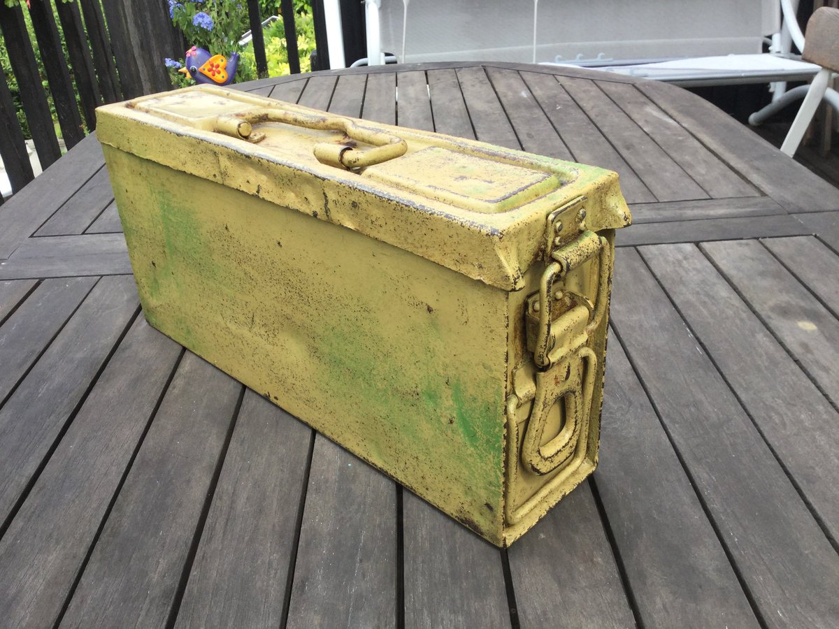 RangeDays's tweet image. Another nicely patinated, '43 dated Patronenkasten 41 MG34/42 gunners tin. Great paint and very faint traces of pale green camo over spray in some areas. This was part of the big haul from the show at Neurvic - see earlier post. Look out for it next month in the UK.