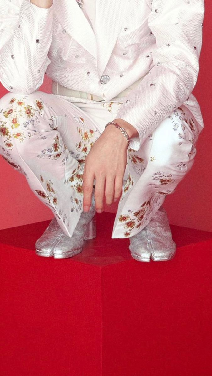 YupitsBTS's tweet photo. Leg hair and a skirt with furry top of taehyung, heels with pants on for seokjin, lace for namjoon or those net socks with a skirt pant on hoseok? 
@BTS_twt ending all gender conflicts single handedly👏👏

Find another boyband like BTS i'll wait https://t.co/YrxZ1IUqSE