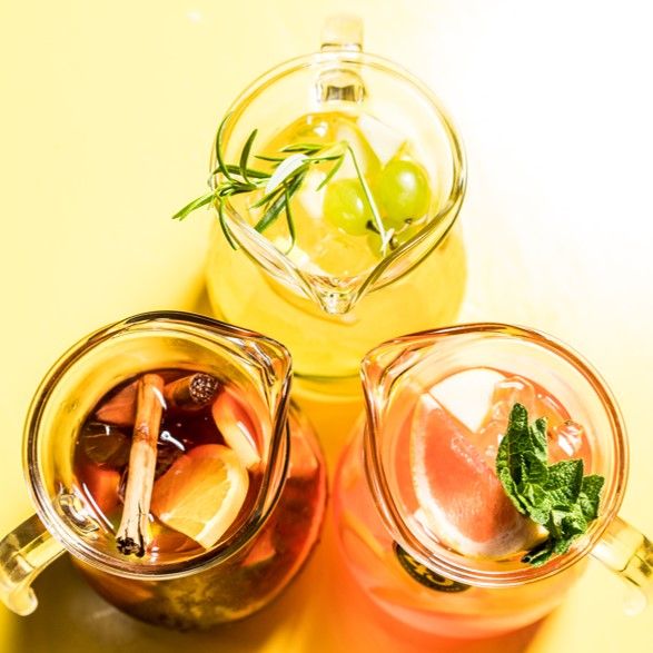 Licor43UK's tweet photo. Beautifully fresh and extra fruity - Red Sangría 43, Sangría Rose 43 and Sangria Cava 43 are our favourite summer drinks! Which one do you like the most? recipes at https://t.co/2J20aWOxXr
#Licor43 #Sangria #Cocktails https://t.co/kaVC2C4VAU