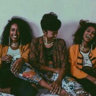 السمر:
بِالصحبة وبالحب دايمْ حلوين ♥️♥️*.