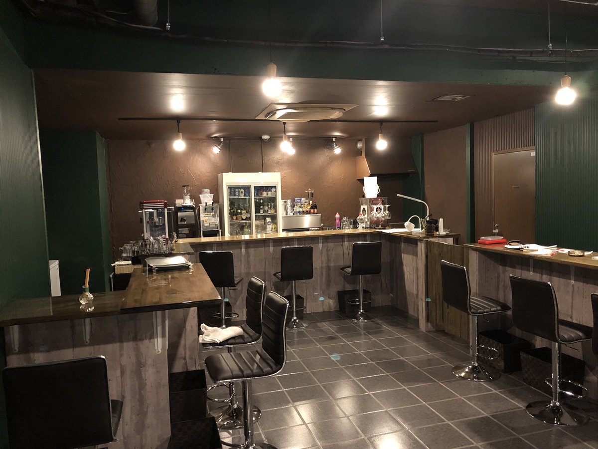 BAR___OASIS's tweet photo. 店内には、大きな水槽、ダーツやビリヤード等もご用意して��ます。✨😄ごゆっくりお酒を楽しめる空間を御提供できるように努力していきます。😄電子ピアノもありますので腕に自信のある方は是非御披露目ください。✨ https://t.co/MQU44Cw94L