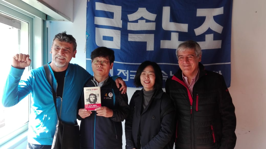 EstatalesCLATE's tweet photo. Entre los presentes que la CLATE le entregó a Han se destaca una edición coreana sobre la vida del guerrillero argentino-cubano #CheGuevara, escrita por su hermano Juan Martín, y la novela gráfica de Agustín Comotto sobre la extraordinaria vida del anarquista #SimónRadowitzky. https://t.co/7rw8C6G4Ci