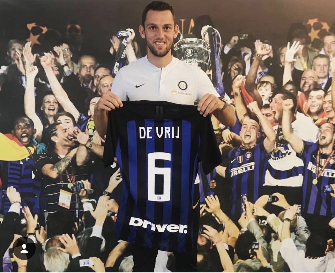 manila_45's tweet photo. Due anni fa dissi che da quella @OfficialSSLazio avrei voluto fortemente due #soli giocatori.
Due anni dopo me lo ritrovo qui,a casa Mia,con Miei colori addosso💦
Ogni acquisto è bello,ma quando sono tuoi #pupilli allora è GODURIA PURA! 😍
#Keita #DeVrij #InterIsHere @Inter https://t.co/bb133fgAsO