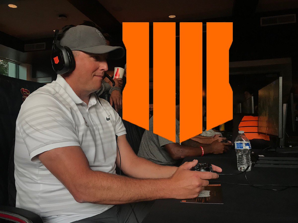 TheUSCMayor's tweet photo. Does your head football coach hit the sticks like @USCCoachHelton? Does your head football coach bring in the @CallofDuty #BlackOps4 team on your recovery day??
#OnlyAtUSC #FightOn #ThatsMyHeadCoach https://t.co/rARpSEW5OF