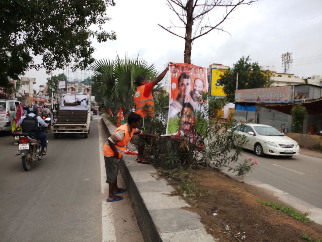 amoh_circle20's tweet photo. @BODDAMVIVEKANAN @musharraf_ias @KTRTRS @CommissionrGHMC @ZC_Charminar @zcwz_ghmc @Director_EVDM @DC_RajendraNgr @DC_Serilingmply Dear citizen,All banners and flexis were removed.Further we will act immediately and prevent recurrence https://t.co/QG6D6Zdr6i