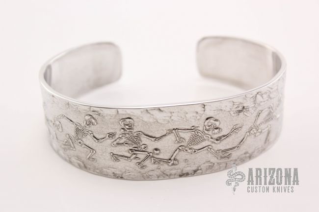 GaryLBarnes1's tweet photo. Knives are not the only items made by hand. A few unique bracelets available made by Gary Barnes. https://t.co/axRMriUrf2 https://t.co/ftj6CMu8qw