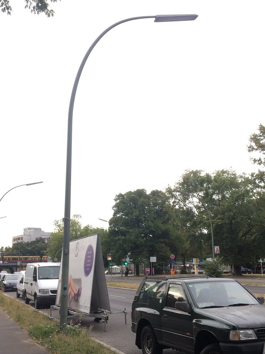 Dr_Eco_EV's tweet photo. Esto es el futuro!!!, para que luego digan que las farolas no pueden ser puntos de carga... 💡🔌🚗 https://t.co/oNBTWQvTBQ