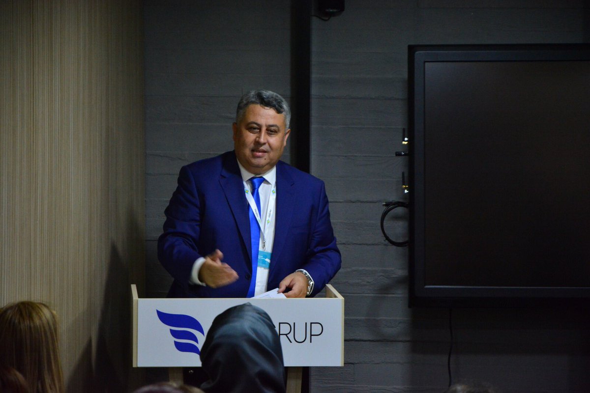 Tek Grup Genel Müdürü Sn.Özgür Çem kurum kültürü üzerine sohbet ederek öğretmenlerle tanıştı.Tüm günün değerlendirmesini yapan Kampüs Müdürü Sn.Yunus Köroğlu öğretmenlerin 2018-2019 Eğitim-Öğretim Yılını kutladı.