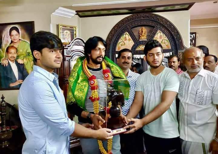 KicchafansBKSFA's tweet image. #AbhinayaChakravarthy @KicchaSudeep Anna was honoured by #MLA #SaraMahesh Yesterday At His Residence 😍

#ABC #BIGGB
