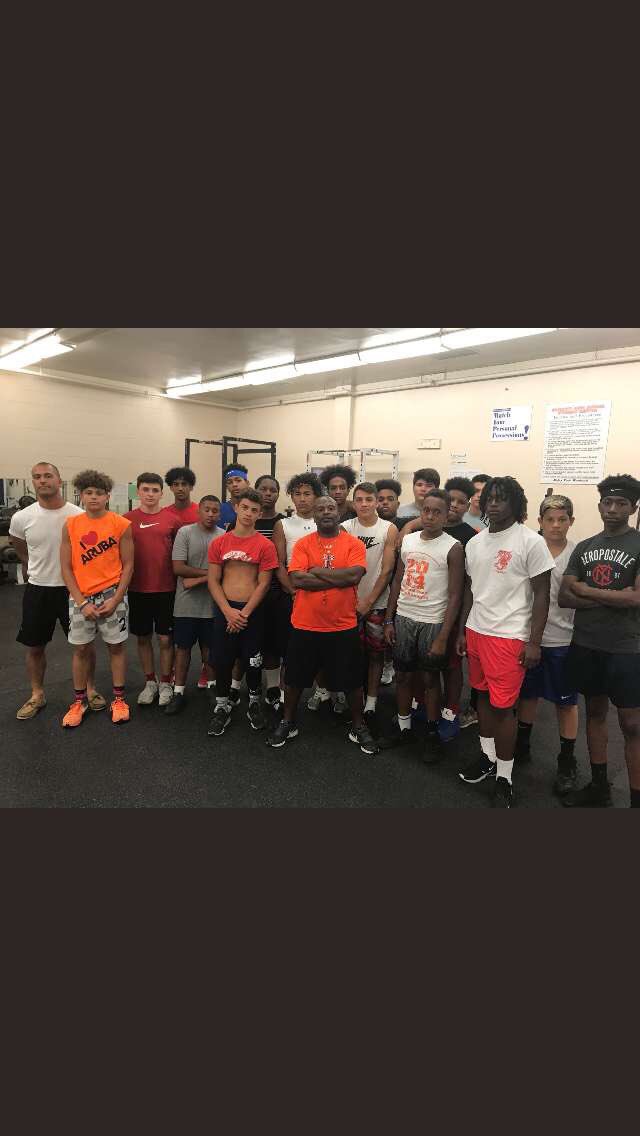 dylannn32's tweet image. Friends come and go , so it’s just me n my brothers now ✊🏽🎒 #timeforwar