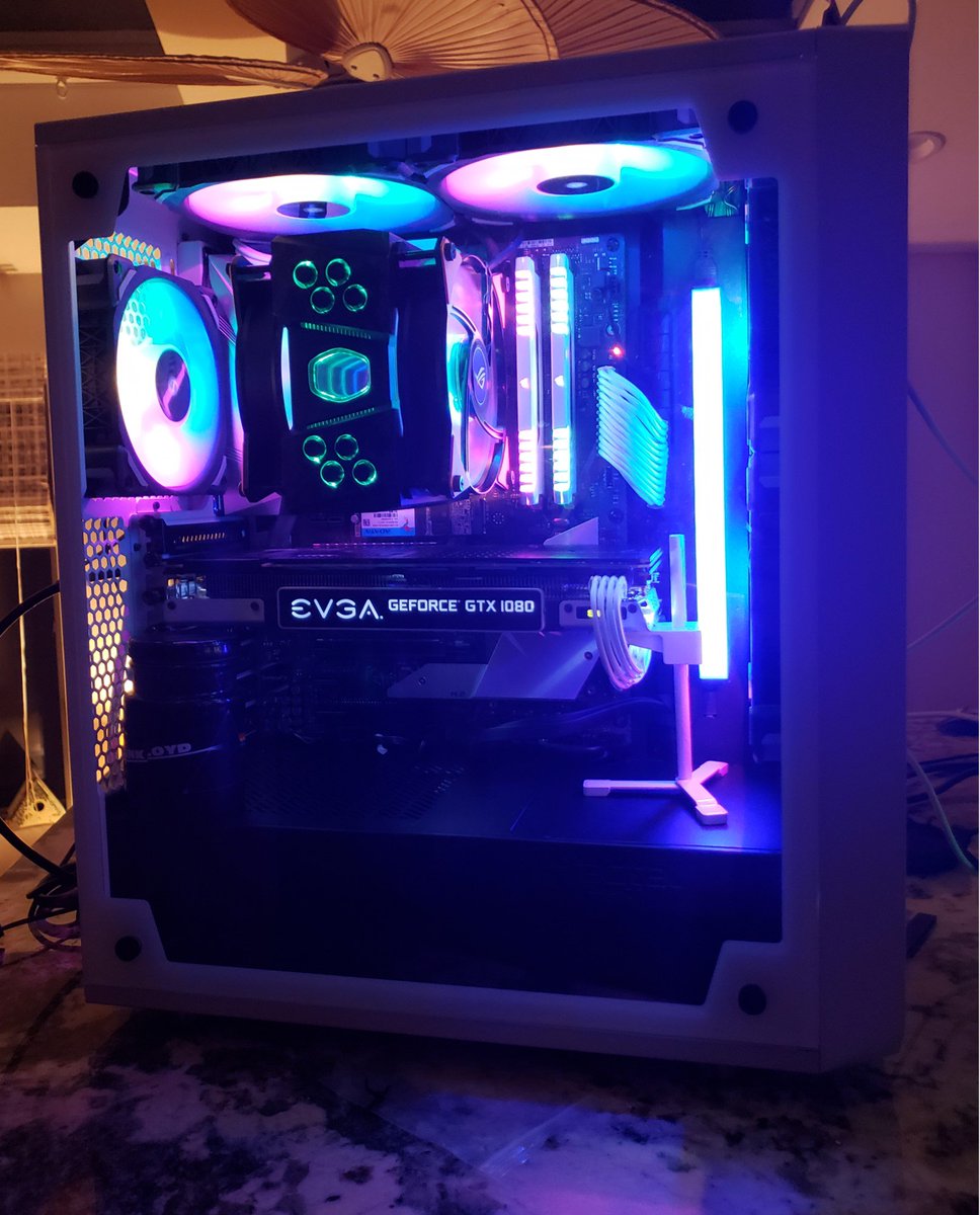 TEAMEVGALATAM's tweet photo. ¡Es #ModsRigsMonday! Mira esta impresionante creación llamada "Darkside" de Dsullivan539. ¡Presenta un @TEAMEVGALATAM @NVIDIAGeForceLA GTX 1080 SC2 y un EVGA Supernova 750 G +!
Especificaciones completas aquí: https://t.co/tGjPBBMccS https://t.co/75Q9hpaacm