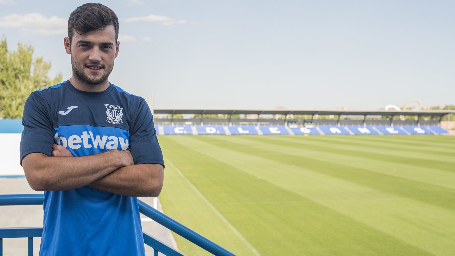 Arnáiz posa con la camiseta del Lega.