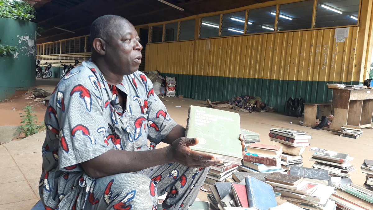 Nouvel article sur @LesCahiersdeGaniath " #Littérature au #Bénin S. d'Almeida ne jure que par les livres d'occasion" Echoué au #Bac 2 fois, il décide de vendre ses livres de classe pour se nourrir. Depuis 35 ans, il en a fait son gagne-pain. <a href="/ChantalNare/">Chantal Naré</a> wp.me/p9wBZr-M9