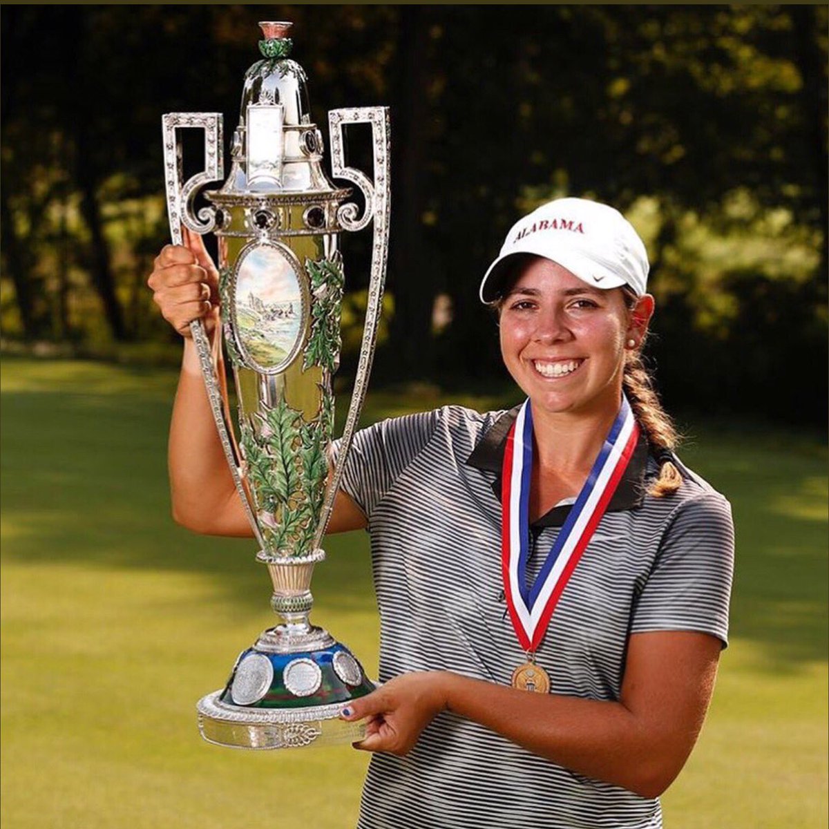 ZanardelliGolf's tweet photo. Congratulazioni a Kristen Gillman per la sua straordinaria vittoria allo US Amateur femminile e al suo coach Chuck Cook! 🇺🇸🏆 #kristengillman #chuckcook #USAmateurChampionship https://t.co/QnZBOnpTTJ