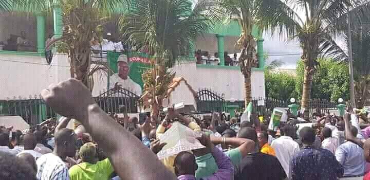 seickom's tweet photo. #Malielection 
En direct du QG de campagne de  @Soumailacisse , ns apprenons qu'un coup de force du Président sortant @ibk_Mali  serait en cours.
Non et non !!!
Respectons le choix du peuple.
Prière pour le #Mali
#Kebetu
#Senegal https://t.co/AH4C14cqei