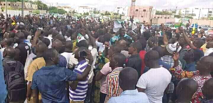 seickom's tweet photo. #Malielection 
En direct du QG de campagne de  @Soumailacisse , ns apprenons qu'un coup de force du Président sortant @ibk_Mali  serait en cours.
Non et non !!!
Respectons le choix du peuple.
Prière pour le #Mali
#Kebetu
#Senegal https://t.co/AH4C14cqei