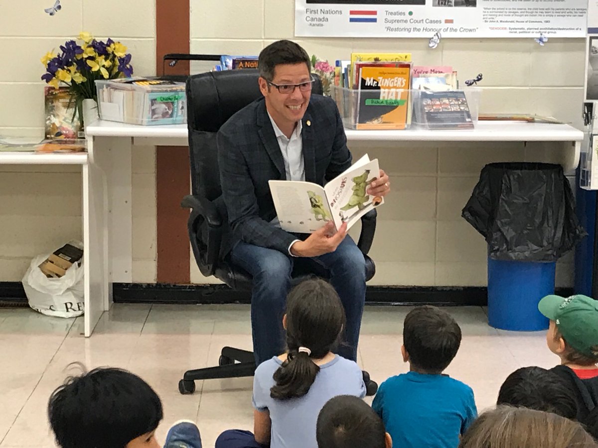 kstemarie72's tweet photo. Thank you ⁦@Mayor_Bowman⁩ reading to our campers at the Elmwood Summer Literacy camp today. Local author ⁦@judymcook⁩ was a fantastic choice! ⁦@FrontierCollege⁩ https://t.co/Ho12oFE24T