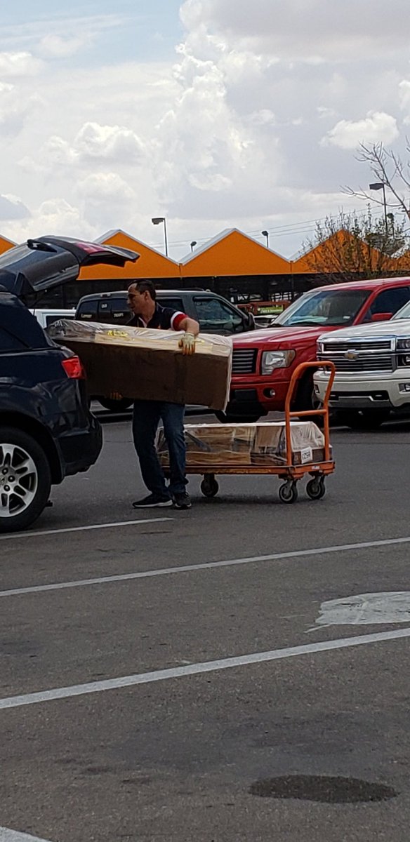 Ricardo98113907's tweet photo. Oscar DH, helping our customers load.  Doing the right thing. Thank you Oscar. https://t.co/V2IWackKqV