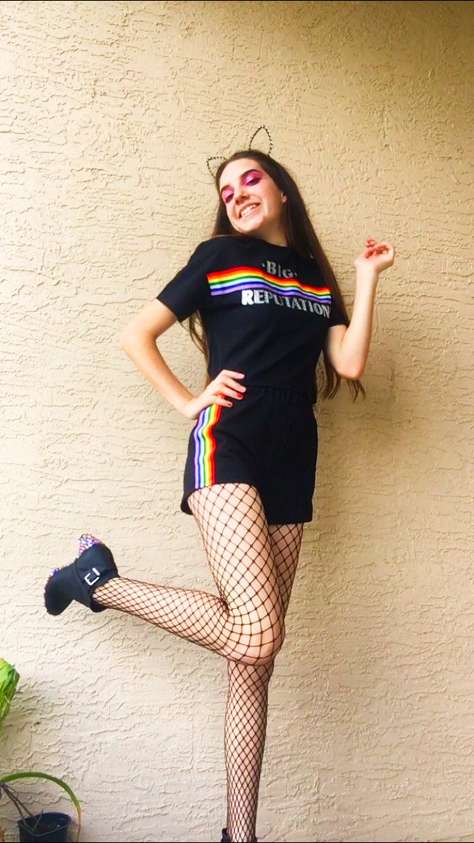 alisonnsteiner's tweet image. ITS PRACTICALLY HERE!! #RepTourTampa (I’m In black to match my precious black caticorn!!) @taylornation13 @taylorswift13 💖💖 ready for it is the least I could say!!