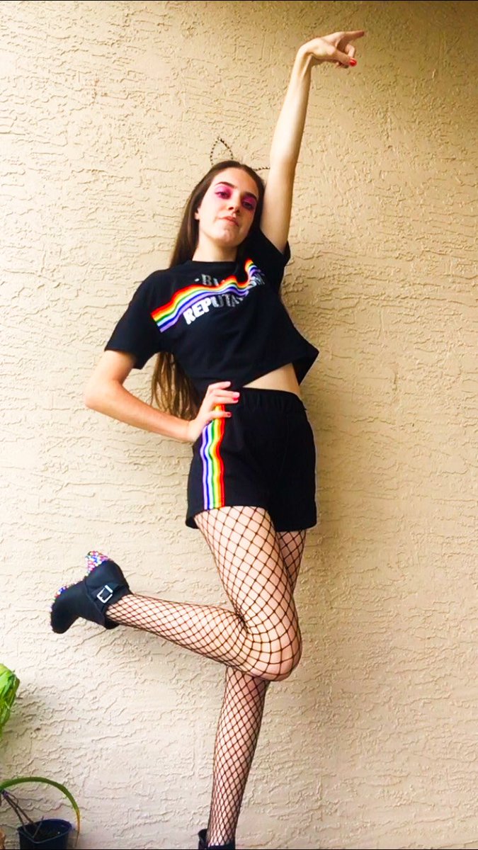 alisonnsteiner's tweet image. ITS PRACTICALLY HERE!! #RepTourTampa (I’m In black to match my precious black caticorn!!) @taylornation13 @taylorswift13 💖💖 ready for it is the least I could say!!