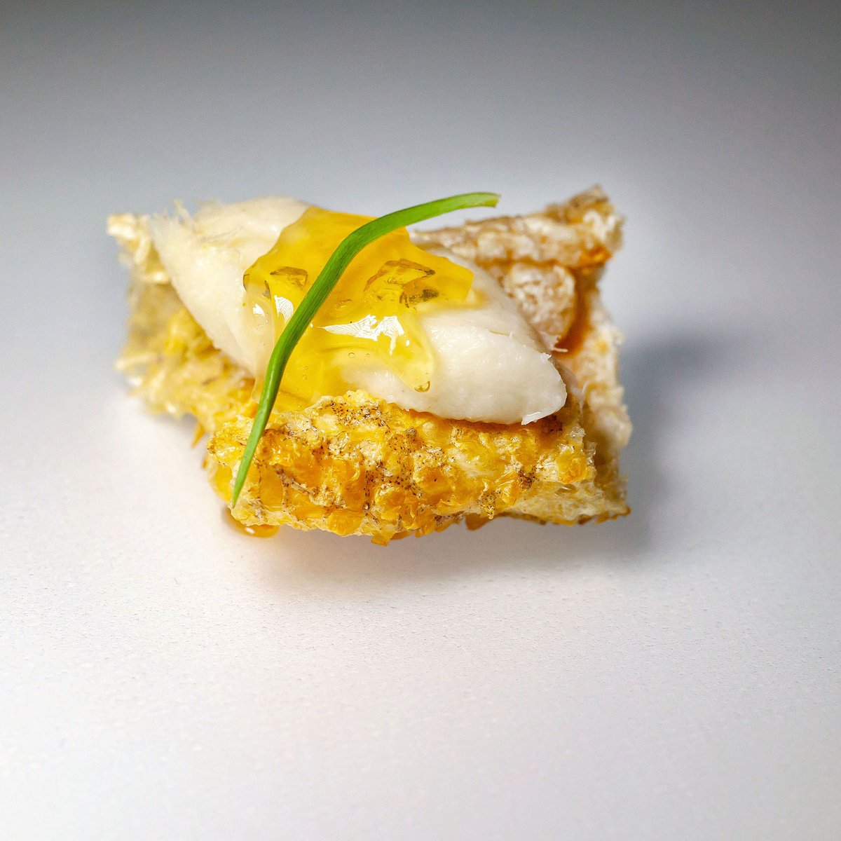 Rest_Calenric's tweet image. Cotna de pell de bacallà, brandada de bacallà i mel de pi 😀 #calenric #aperitius #bacallà #mel #brandada #brandadadebacallà #estrellamichelin #michelinstar #michelinchef #oad2018 #valldebianya #garrotxa