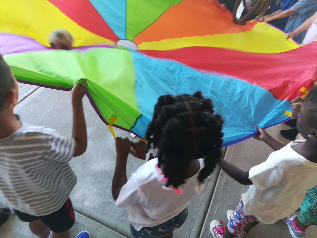 lspookie's tweet image. Community work- keep the ball on the parachute. 
S-tell each other when to move.
S-help each other #wecanhelpeachother #TCEcardinals