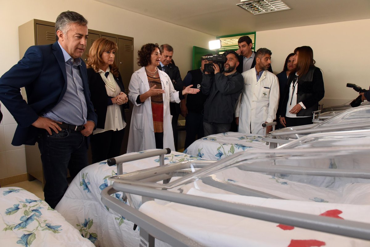 MendozaGobierno's tweet photo. El Gobernador Alfredo Cornejo y la ministra de Salud, Elisabeth Crescitelli, participaron en los festejos por los 100 años del Hospital Perrupato. Además se inauguró la Casa de Madres y la sección de Fisioterapia y kinesiología.

https://t.co/Ho3qyvCODN https://t.co/NonrtpqFsU