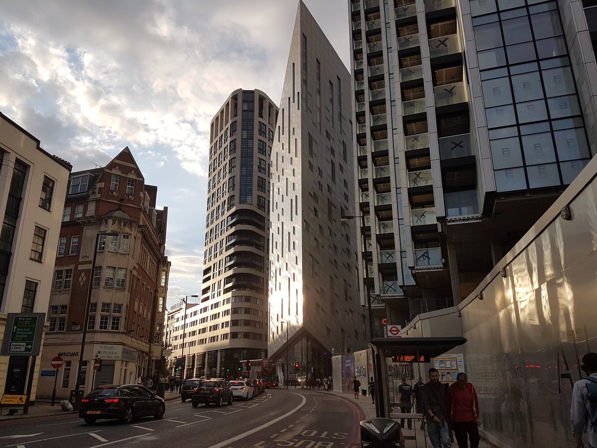 albcontact's tweet photo. #KickOff250 #VisitRwanda in @Arsenal made me of course pay a courtesy visit to #London ... here is where I'm staying... I thought I could negotiate a discount for being cornered.... but hey, business being what it is over here.... they convinced me it was a privilege...so ££££ π https://t.co/gGt08GeLZa