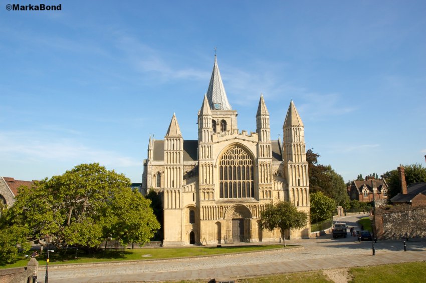 VisitKent's tweet photo. One of our destinations of the month is the beautiful #Rochester. This beautiful Kentish town was a favourite of Charles Dickens. With lots of wonderful events throughout the year, Rochester makes for a brilliant weekend adventure! @Enjoy_Medway  https://t.co/6CH9lWv9zX https://t.co/ecSTvkHzJY