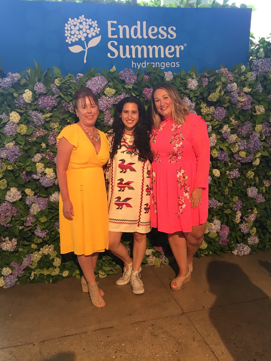 HGTVMagPromo's tweet image. Wall flowers are definitely welcome at #HGTVMagBlockParty ! We’re snapping and sharing floral photos all day long. @ESHydrangeas #lifeinfullbloom