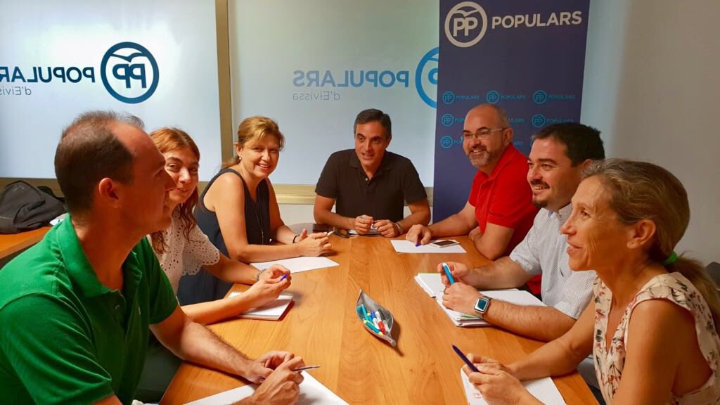 PPEivissa's tweet photo. 👏🏻👏🏻 Con propuestas y mucha ilusión, trabajando por Eivissa. Reunión de vicesecretarios del @PPEivissa #FeimPPartit #futuro #trabajo #equipo https://t.co/JEl8qBe4aw