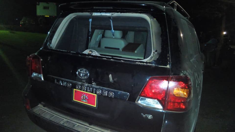 nyamadon's tweet image. President @KagutaMuseveni car that was hit by opposition supporters this evening in Arua town. The police will issue a statement on this incident shortly. @nbstv @newvisionwire @DenisNabz @FrankTumwebazek @mollykamukama @JustineLumumba