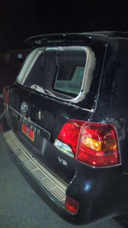 nyamadon's tweet image. President @KagutaMuseveni car that was hit by opposition supporters this evening in Arua town. The police will issue a statement on this incident shortly. @nbstv @newvisionwire @DenisNabz @FrankTumwebazek @mollykamukama @JustineLumumba