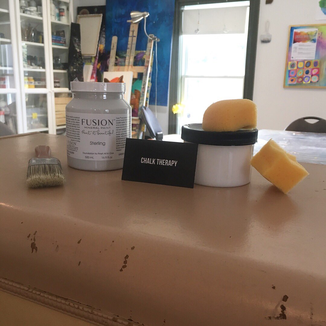 BriGosselin's tweet photo. I hope you are ready for the latest adventure from my studio.
@chalk_therapy and I have teamed up to bring you a truly unique piece.
These are the before pics.
A gorgeous, solid wood dresser in need of some love and a new identity!
Stay tuned to join in on the journey 😉 https://t.co/dDnKCUBU6T