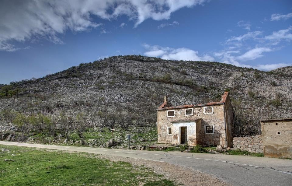 كرة القدم أشبة بحرب ومودريتش تربى في الألغام والرصاص والقتلى يداعب كرته بين الأمل والألم 
.
.
القصة الكاملة
snapchat.com/add/l3bo0ob