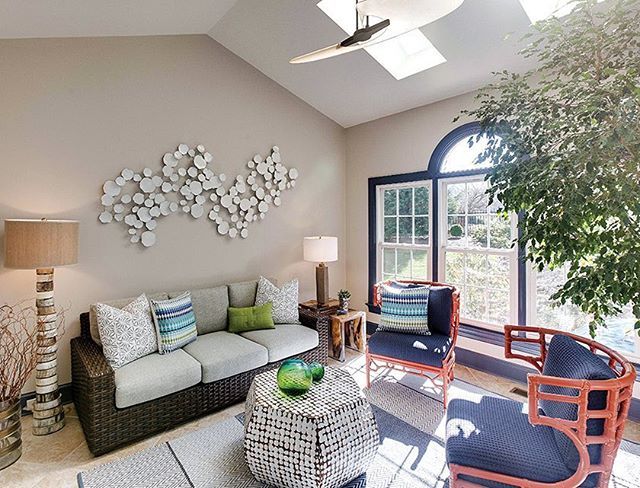 HomeAndDesign's tweet image. A welcoming and vibrant sunroom by Melanie Whittington | @whittingtondesign 
Whittingtondesignstudio.com

#whittingtondesignstudio #sunroom #designpartners #sunroomideas #chic #decor #bright #airy #homedecor #homeanddesigndc #homeanddesignmagazine #summerissue