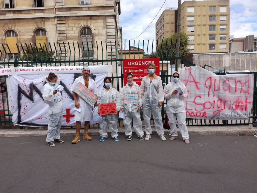 Le personnel paramédical de l'hôpital Lariboisière  dans le 10 e arrondissement de Paris à bout de souffle manifeste.
francebleu.fr/infos/sante-sc…
