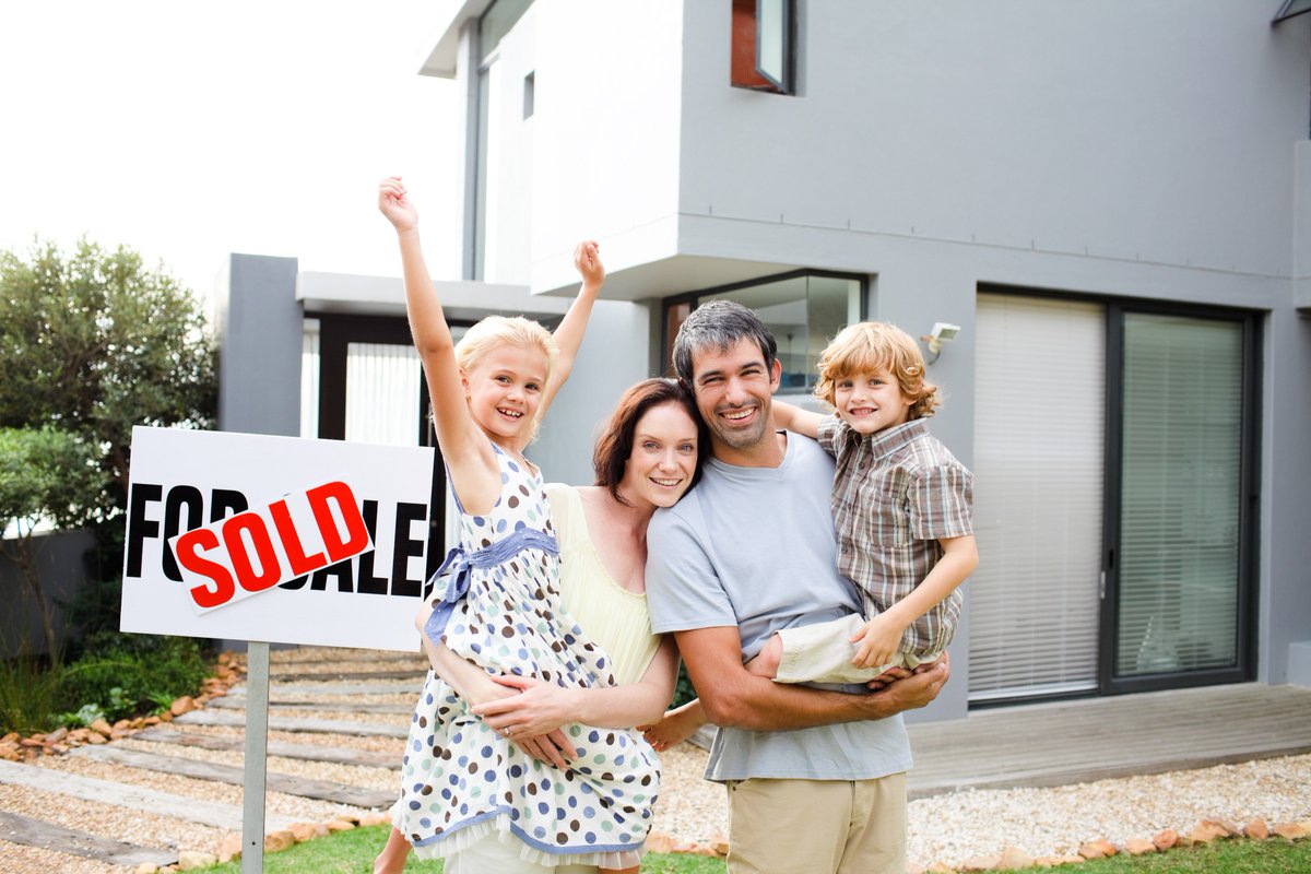 Beverwise's tweet photo. Looking for your perfect home can be a little overwhelming. So before you start house hunting, hire a realtor who can help negotiate and represent your interest in finding your dream home!  
#RealEstate #HomeLoans #RealEstateAgent #Firsttimebuyer https://t.co/y2JPoziBob