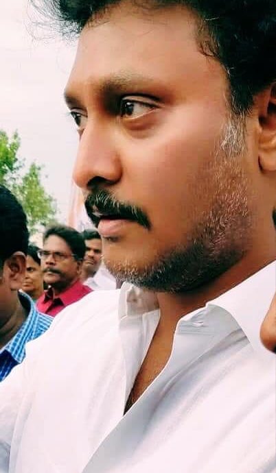 SadamUdhay's tweet photo. நான் பிறந்ததில்லிருந்து எங்கள் தளபதியை தாடியோடு பார்ததது இல்லை..
பாசமிகு தலைவரை தாடியோடு பார்க்கும் போது மனதிற்கு சற்று வருத்தமாக இருக்கிறதே..😭😭😭
@mkstalin #Periyappa @Anbil_Mahesh Annan #En Yuire @Udhaystalin Annan @arivalayam @DMKITwing @DMK4TN @dmkHelpLine https://t.co/h5HFd6Syxc