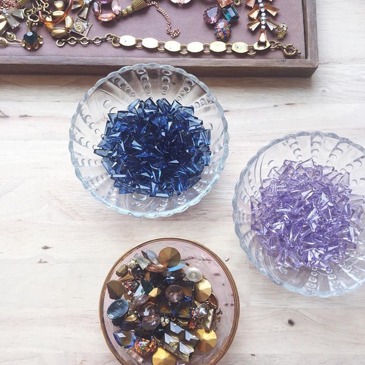 lillidokken's tweet photo. “I’ve got gadgets and gizmos aplenty.” 💎🤩 #lillidokken #vintage #lillidokkenstudio #bts #studio #vintageinspired #glitterguide #glitterguidexacolorstory #thecarriefilter #costumejewelry #thatsdarling #livecolorfully https://t.co/zZhlpdFnOc